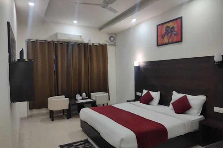 Room 10 of 32
