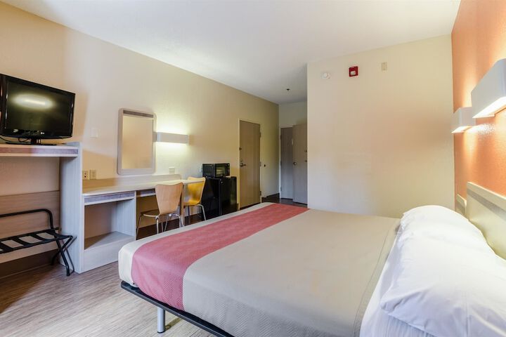 1 King Bed (13 of 14)