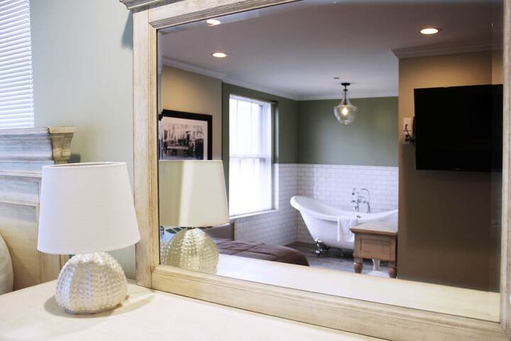 Windowless Economy Double Room Ensuite 301 Houdini Room (5 of 27)