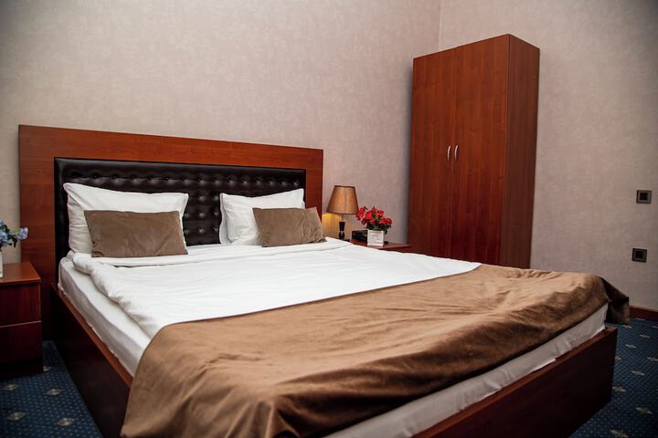 Room 10 of 42