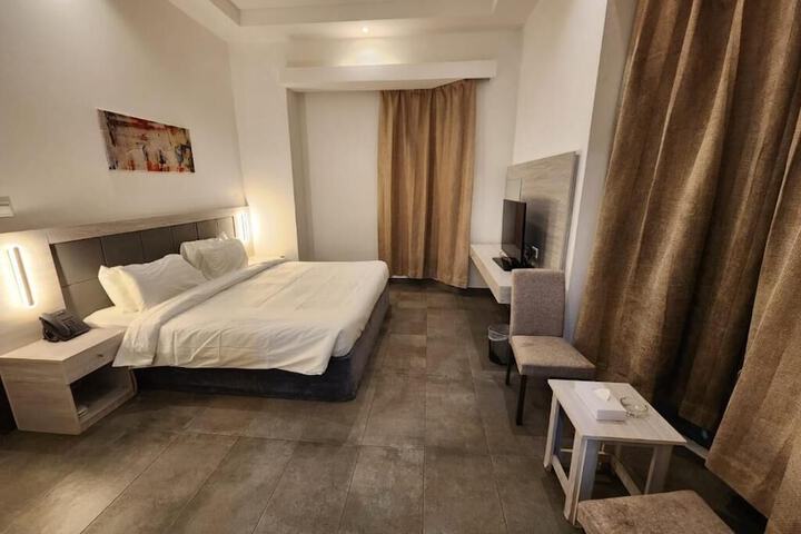 Room 6 of 10