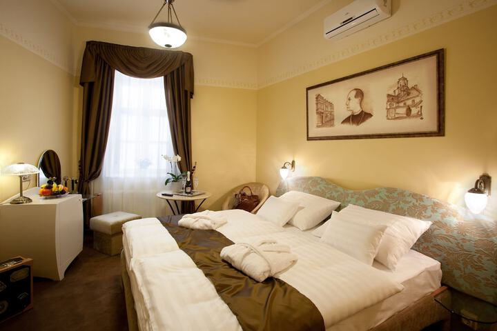 Room 11 of 27