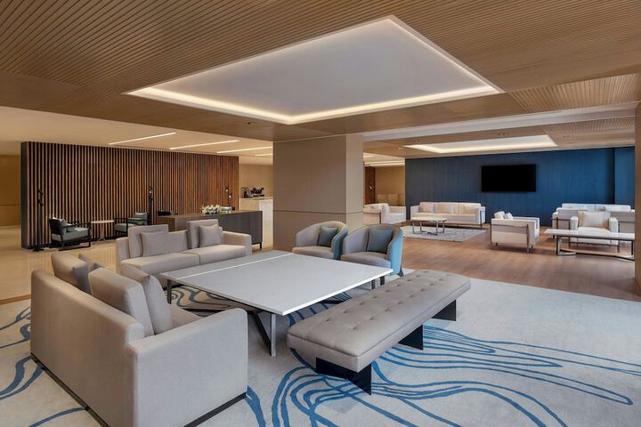 Lounge 82 of 103