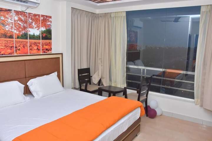 Room 7 of 12