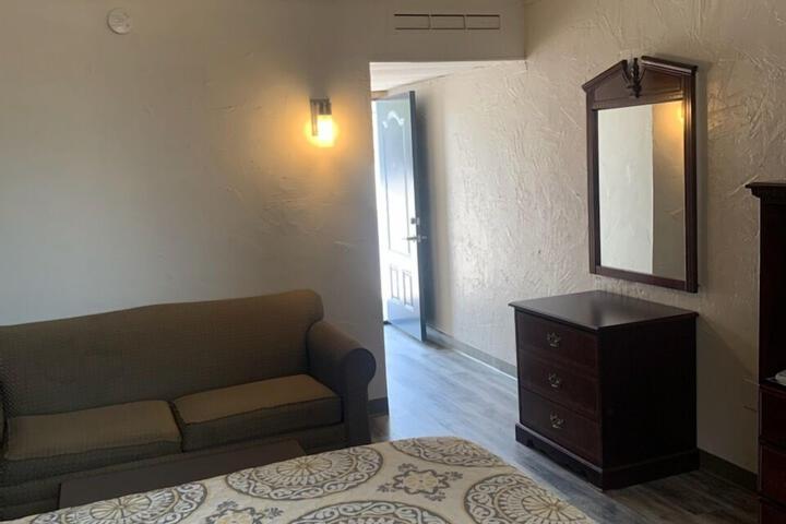 Room 6 of 8