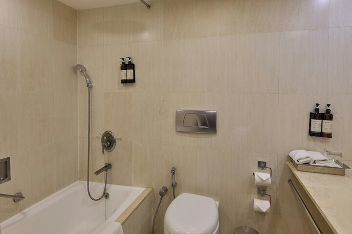 Deep soaking bathtub