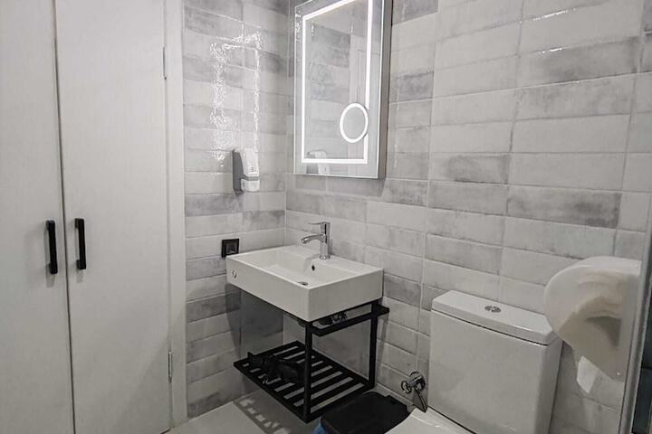 Room 16 of 33