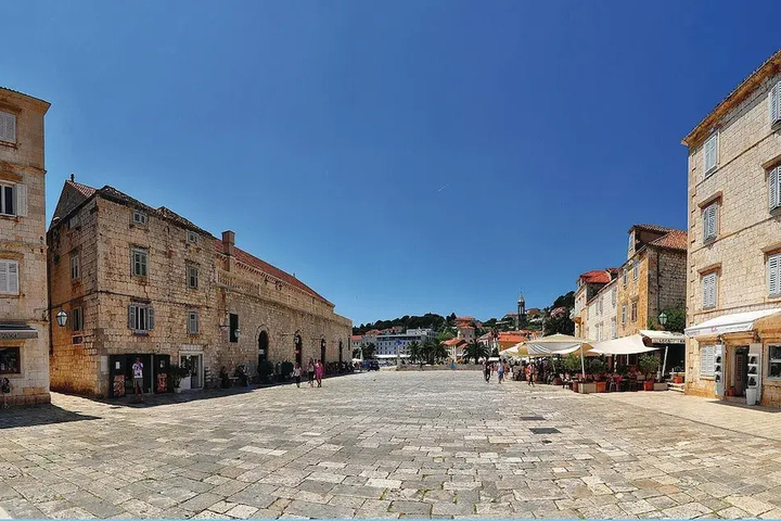 Nice Home in Stari Grad With Wifi and 4 Bedrooms