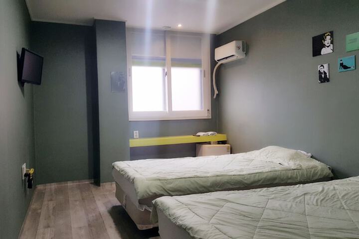 Room 2 of 20