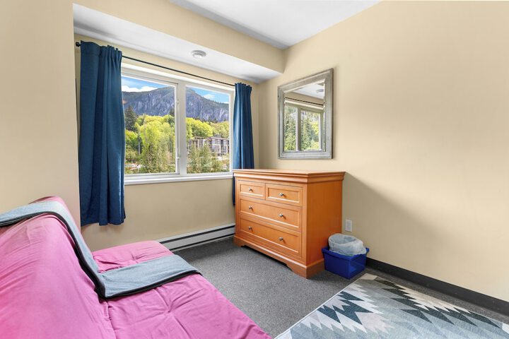 Room 28 of 83