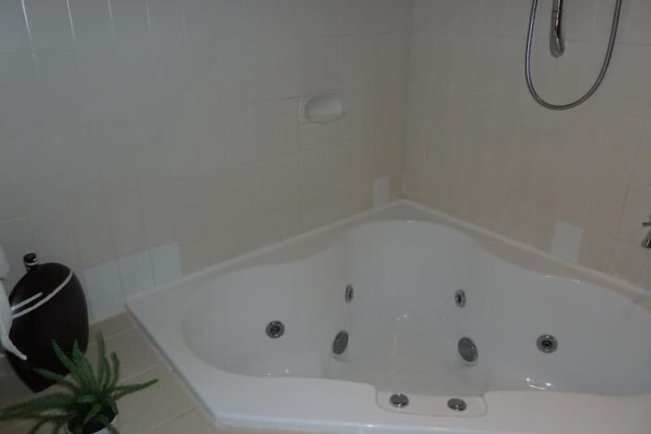 Deep soaking bathtub
