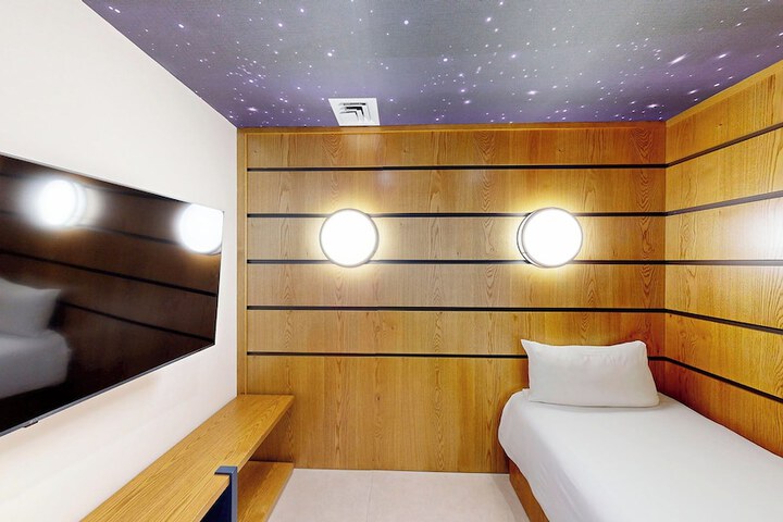 Room 12 of 136