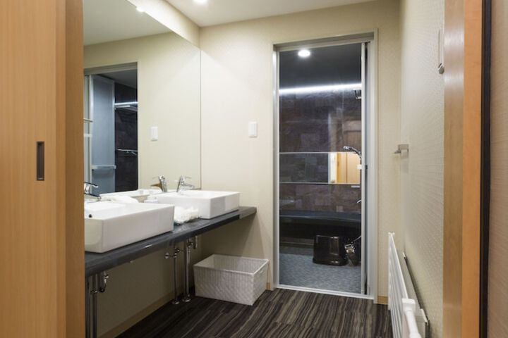 Room 10 of 105