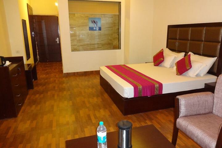 Room 6 of 9