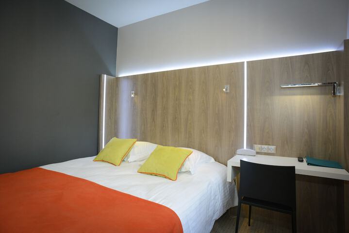 Room 5 of 83