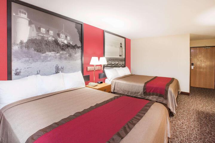 1 Queen Bed Mobility Accessible (2 of 10)