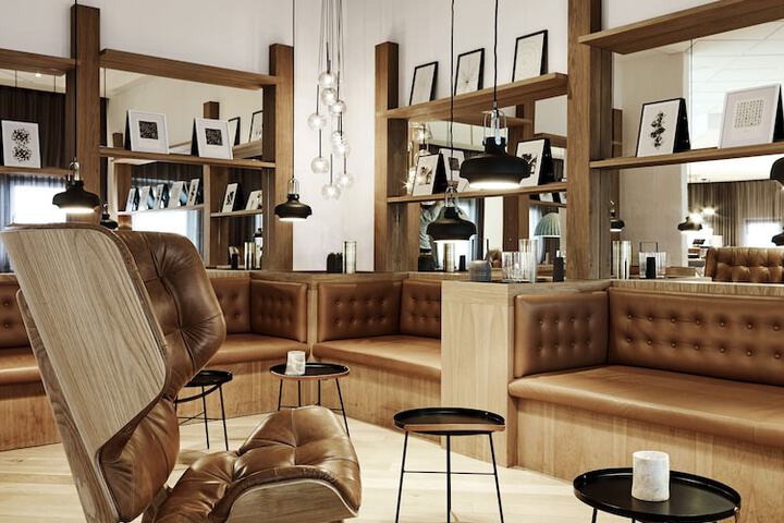 Lounge 45 of 56