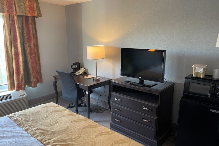 1 King Bed High Speed Internet Accessible Microwave, Refrigerator Work Desk Continental Breakfast (7 of 12)