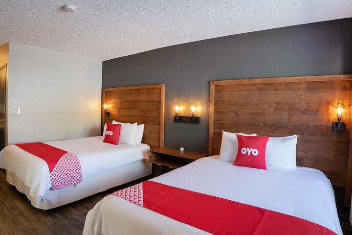 2 Queen Beds (14 of 16)