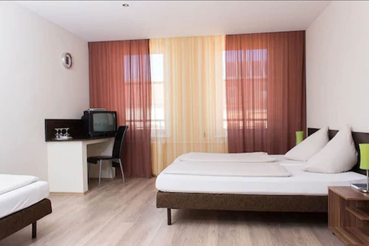 Room 9 of 28