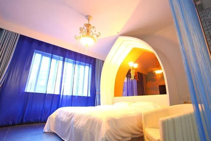 Room 2 of 5
