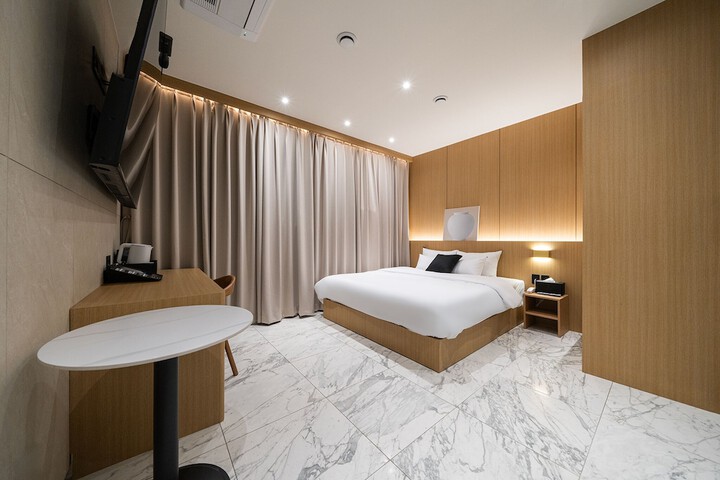 Room 19 of 73