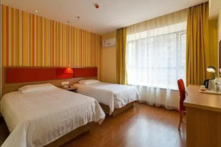 Room 4 of 8