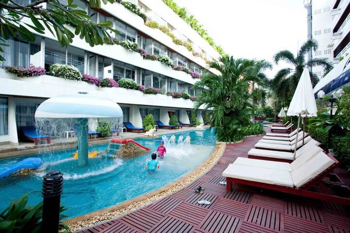 Hotel Pool