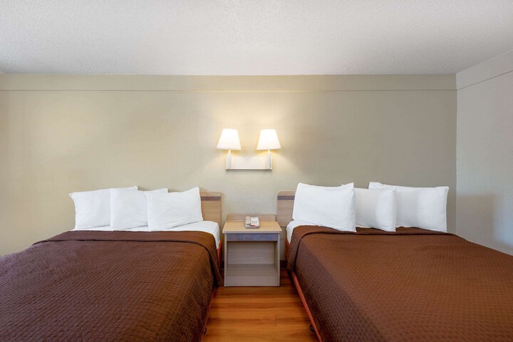 2 Queen Beds (3 of 12)