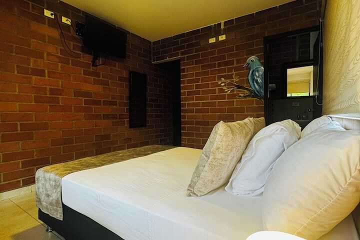 Room 5 of 94