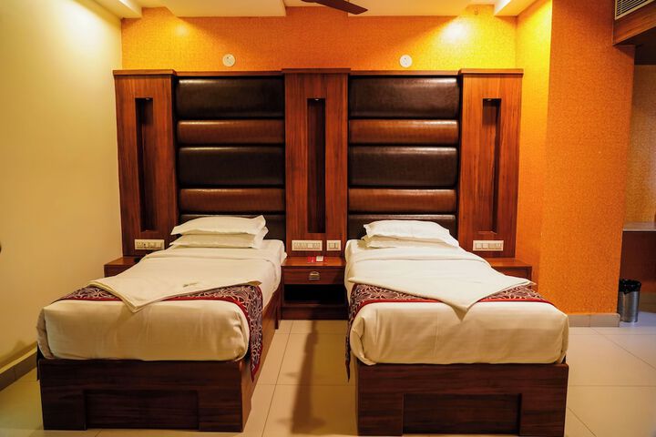 Room 6 of 9