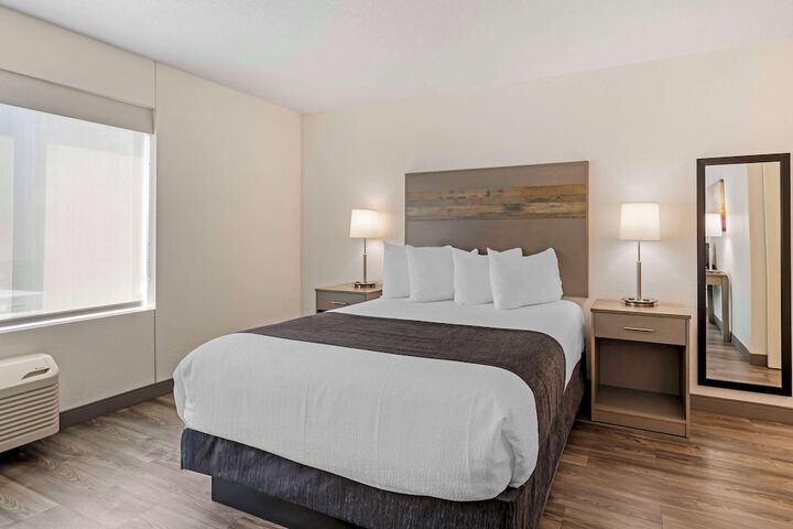 2 Queen Beds Pillow Microfridge Full Breakfast (5 of 17)