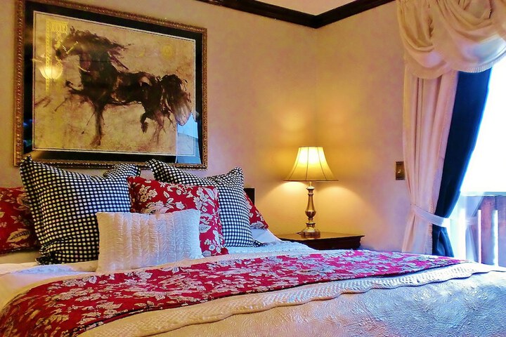 Deluxe King Bed Partial Lake View (3 of 48)