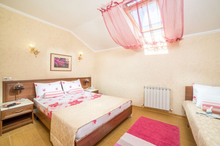 Room 4 of 16