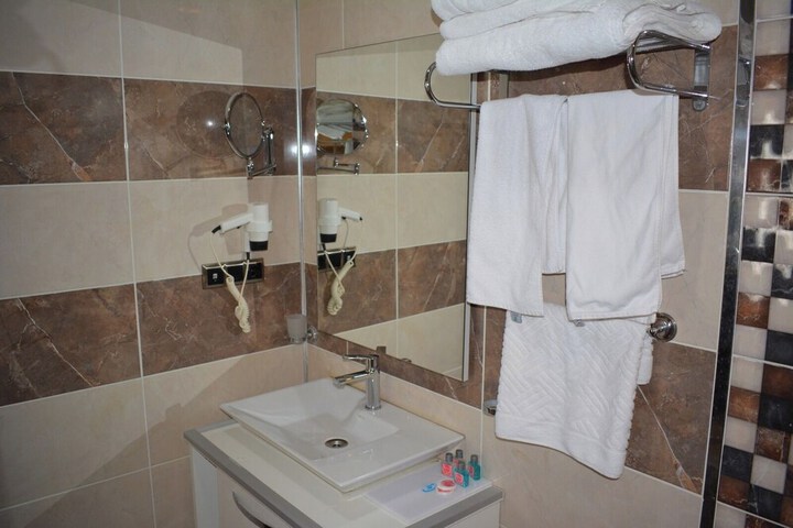 Room 32 of 68