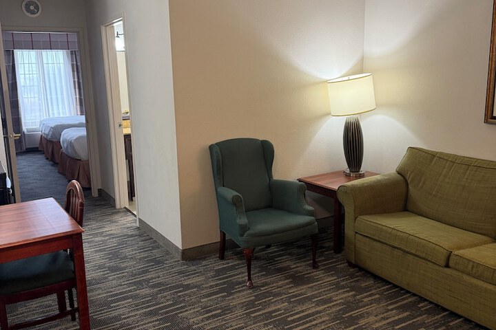 2 Queen Beds (1 of 10)