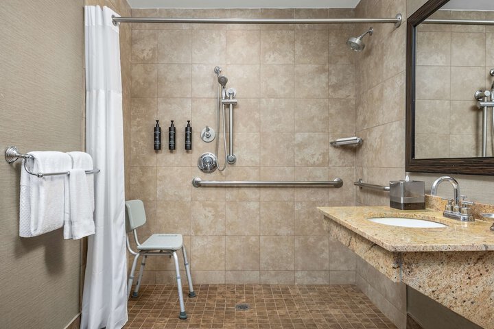 Good Vibes 1 Queen Mobility Hearing Accessible Tub (1 of 16)
