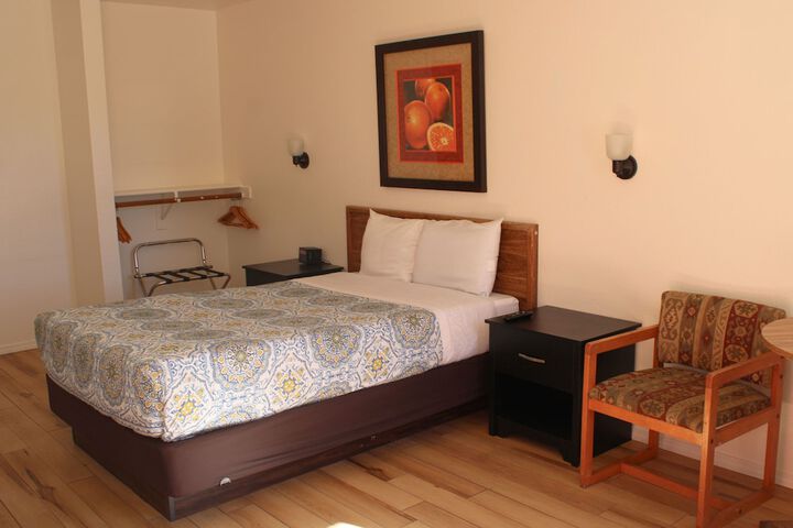 1 Queen Bed (22 of 24)