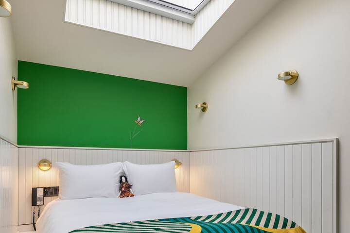 1 Queen Bed (5 of 29)