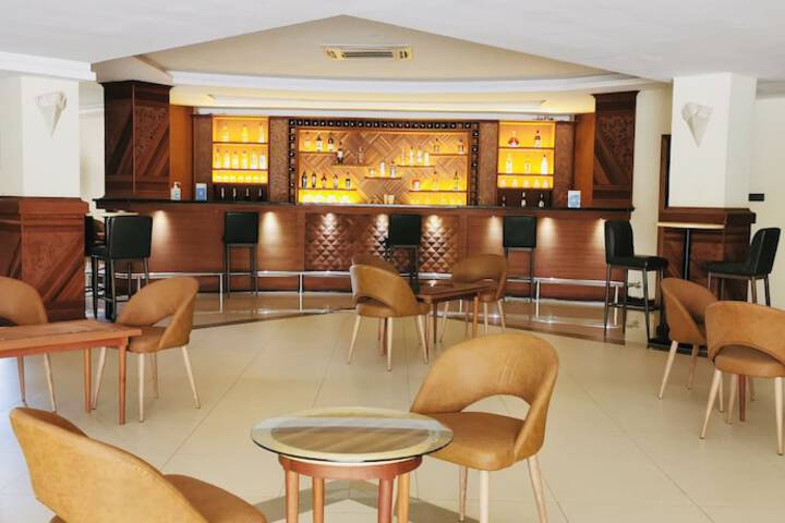 Lounge 43 of 73