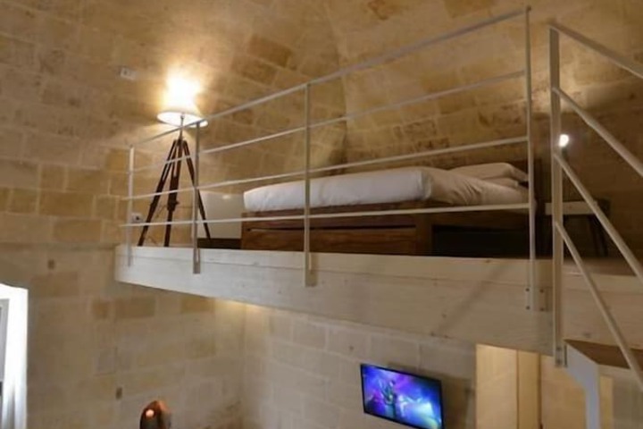 Room 6 of 25