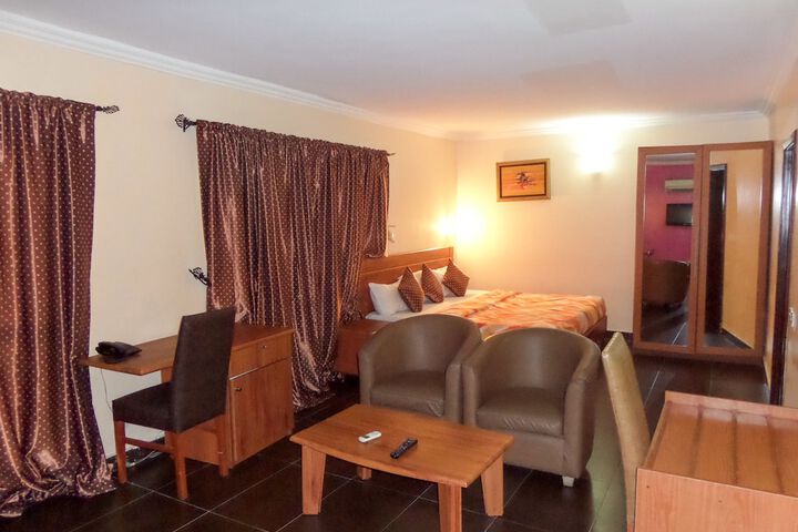 Room 8 of 33