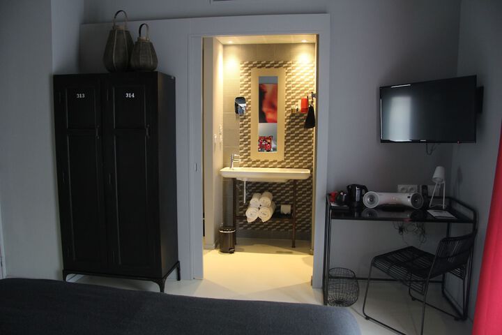 Room 6 of 101