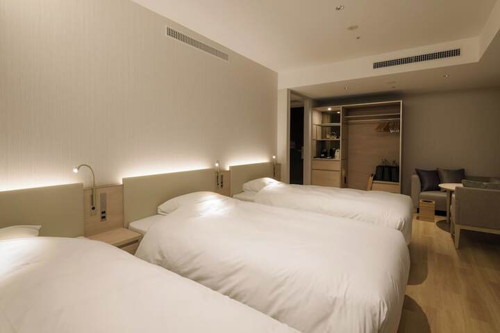 Room 9 of 121