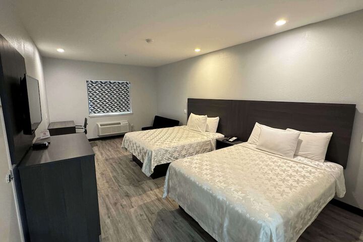 1 King Bed Suite - Free WiFi Sofa Bed Microwave, Refrigerator, Free Continental Breakfast (8 of 16)