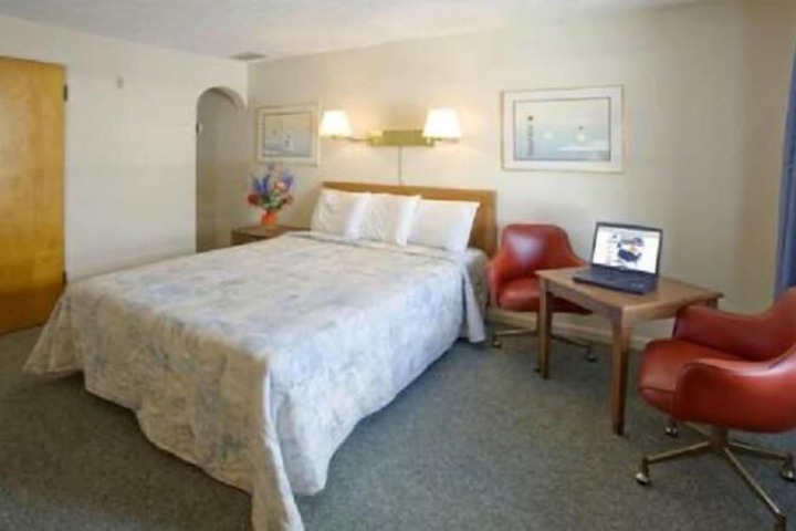 1 Queen Bed (13 of 20)