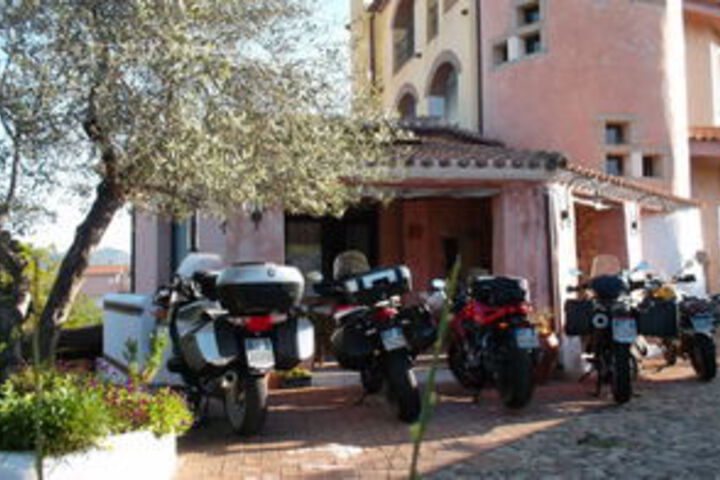 Hotel Exterior 5 of 29
