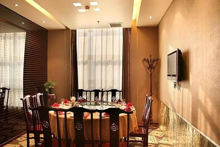 Dining 8 of 11