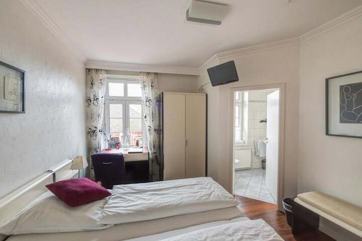 Room 2 of 40