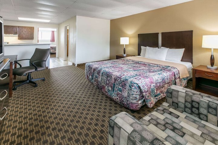 1 King Bed Suite (4 of 10)